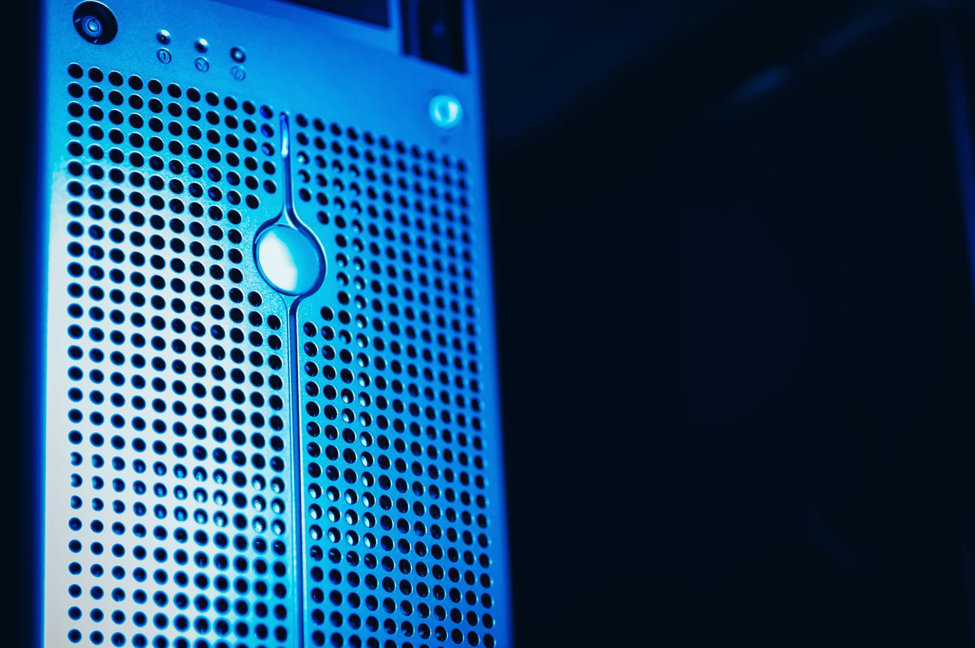 Rack de servidores com iluminação azul