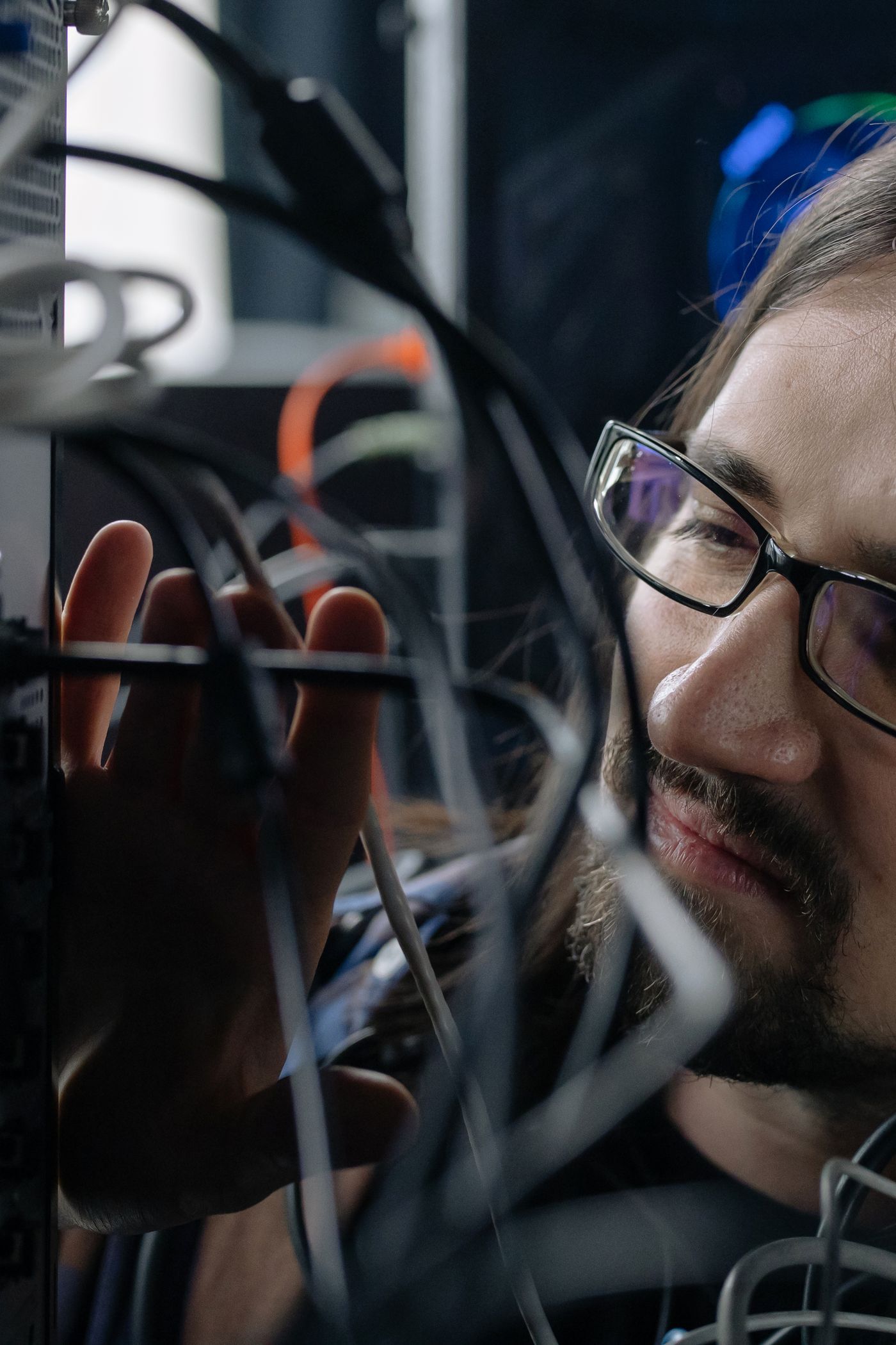 Técnico de TI trabalhando em equipamento de servidor